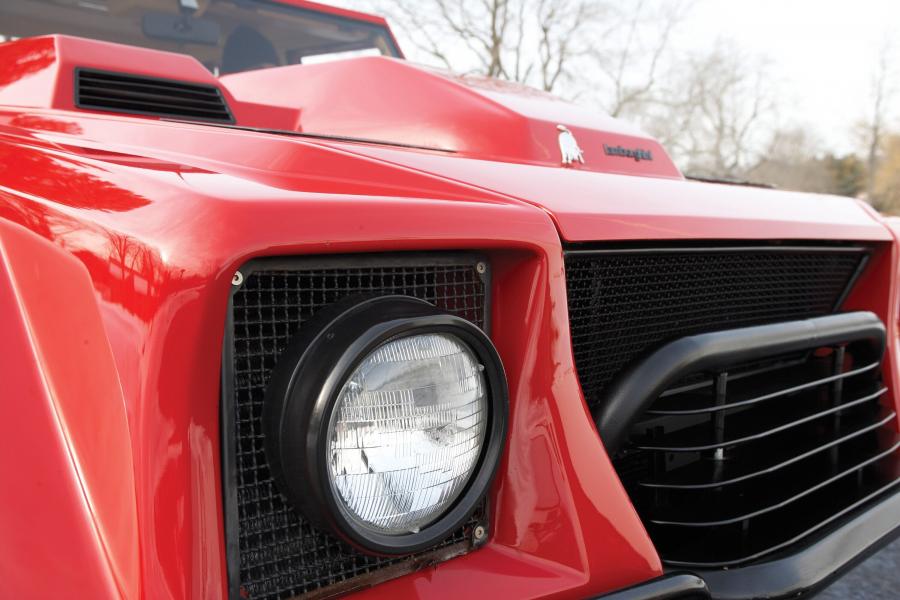 Детали экстерьера Lamborghini LM002 1988 года  (фото 4 из 7)